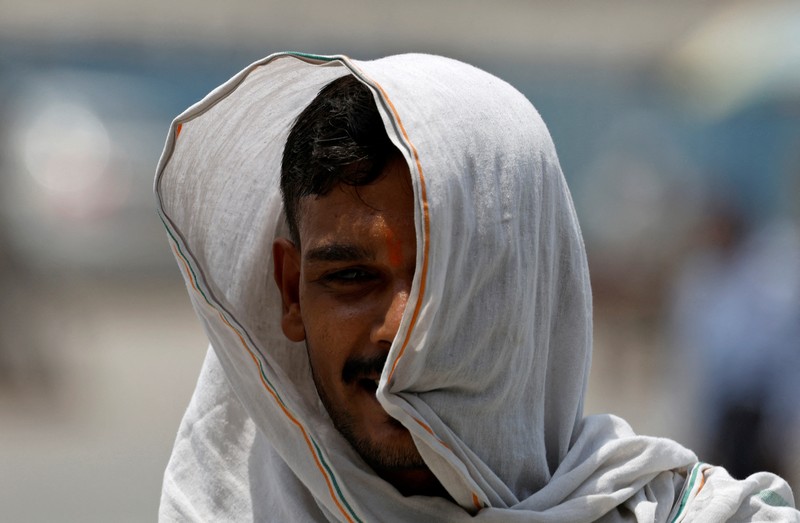 Panasnya cuaca di India membuat sejumlah warga melakukan berbagai cara untuk mendinginkan tubuhnya. (REUTERS/Adnan Abidi) Panasnya cuaca di India membuat sejumlah warga melakukan berbagai cara untuk mendinginkan tubuhnya. (REUTERS/Adnan Abidi)