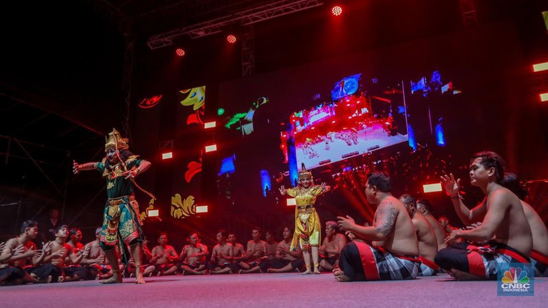 Penontn saat menyaksikan acara Melasti Water Carnival di Pantai Melasti, Ungasan, Bali, Kamis (23/5/2024). (CNBC Indonesia/Faisal Rahman)
