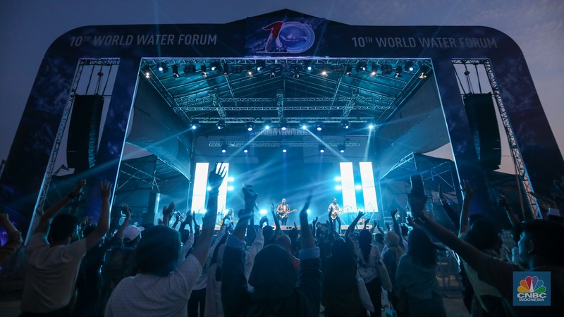 Penontn saat menyaksikan acara Melasti Water Carnival di Pantai Melasti, Ungasan, Bali, Kamis (23/5/2024). (CNBC Indonesia/Faisal Rahman) Penontn saat menyaksikan acara Melasti Water Carnival di Pantai Melasti, Ungasan, Bali, Kamis (23/5/2024). (CNBC Indonesia/Faisal Rahman)