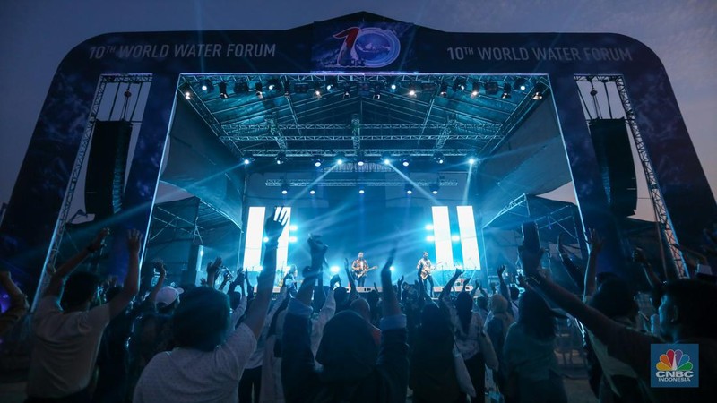 Penontn saat menyaksikan acara Melasti Water Carnival di Pantai Melasti, Ungasan, Bali, Kamis (23/5/2024). (CNBC Indonesia/Faisal Rahman)