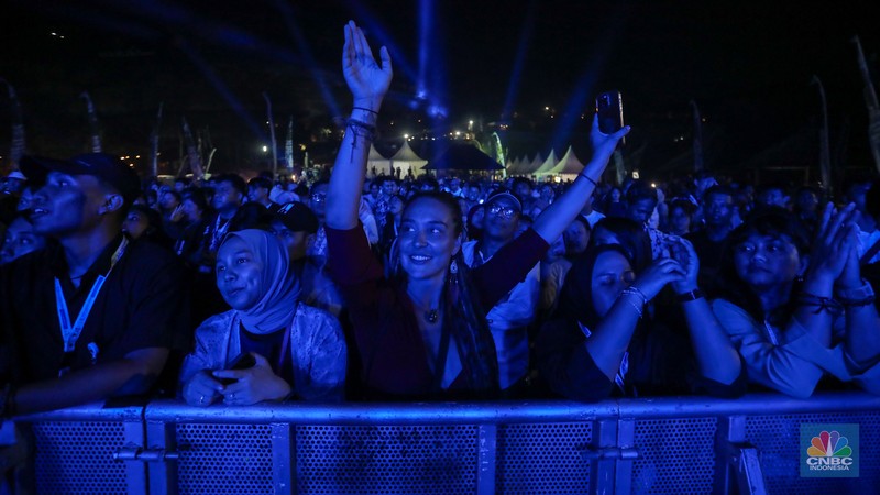 Penontn saat menyaksikan acara Melasti Water Carnival di Pantai Melasti, Ungasan, Bali, Kamis (23/5/2024). (CNBC Indonesia/Faisal Rahman)