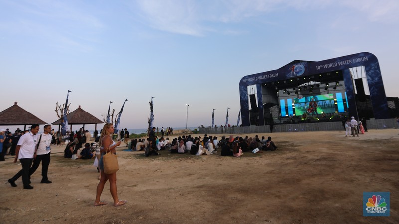 Penontn saat menyaksikan acara Melasti Water Carnival di Pantai Melasti, Ungasan, Bali, Kamis (23/5/2024). (CNBC Indonesia/Faisal Rahman)