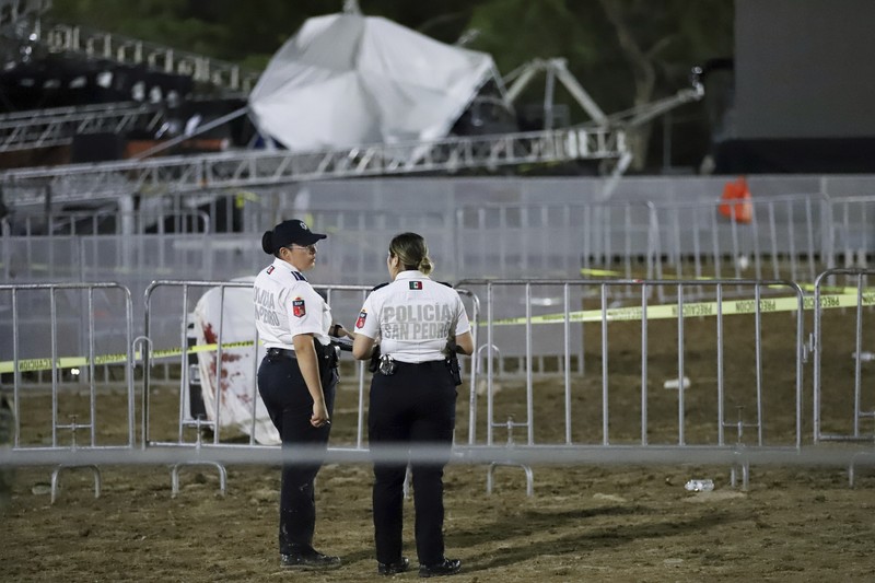Sebuah panggung runtuh pada acara kampanye di San Pedro Garza Garcia, Nuevo Leon, Meksiko, 22 Mei 2024, dalam tangkapan layar yang diperoleh dari video media sosial. (via REUTERS/VIDEO OBTAINED BY REUTERS)