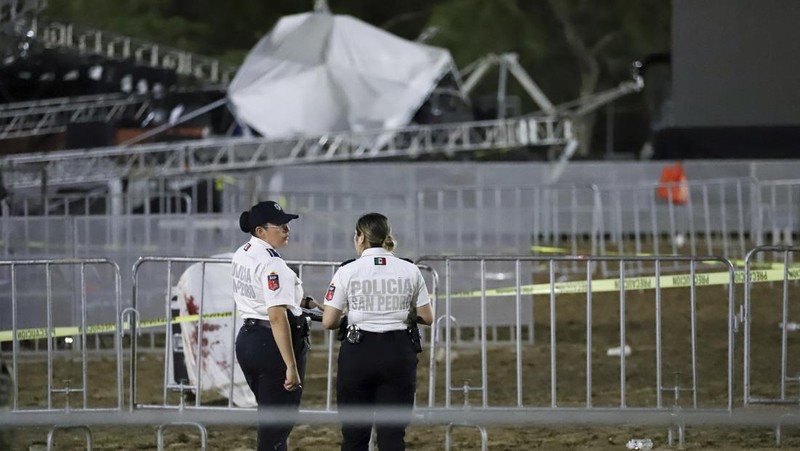 Sebuah panggung runtuh pada acara kampanye di San Pedro Garza Garcia, Nuevo Leon, Meksiko, 22 Mei 2024, dalam tangkapan layar yang diperoleh dari video media sosial. (via REUTERS/VIDEO OBTAINED BY REUTERS)