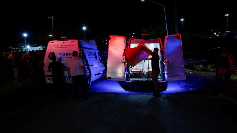 Sebuah panggung runtuh pada acara kampanye di San Pedro Garza Garcia, Nuevo Leon, Meksiko, 22 Mei 2024, dalam tangkapan layar yang diperoleh dari video media sosial. (via REUTERS/VIDEO OBTAINED BY REUTERS)