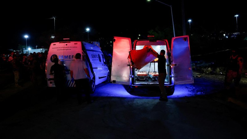 Sebuah panggung runtuh pada acara kampanye di San Pedro Garza Garcia, Nuevo Leon, Meksiko, 22 Mei 2024, dalam tangkapan layar yang diperoleh dari video media sosial. (via REUTERS/VIDEO OBTAINED BY REUTERS)