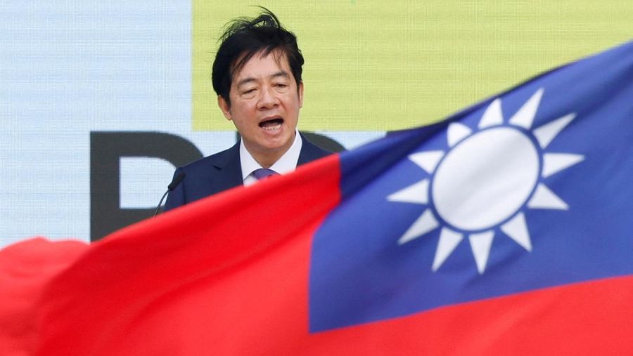 Presiden baru Taiwan Lai Ching-te berbicara di atas panggung saat upacara pelantikan di luar gedung kantor Kepresidenan di Taipei, Taiwan. (REUTERS/Carlos Garcia Rawlins)