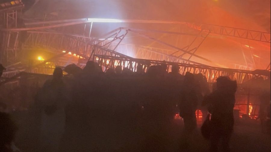 Sebuah panggung runtuh pada acara kampanye di San Pedro Garza Garcia, Nuevo Leon, Meksiko, 22 Mei 2024, dalam tangkapan layar yang diperoleh dari video media sosial. (via REUTERS/VIDEO OBTAINED BY REUTERS)