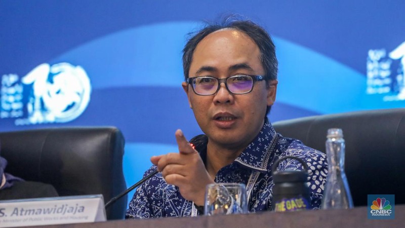 Presiden Joko Widodo bertemu dengan CEO SpaceX dan Tesla, Elon Musk, di sela-sela Konferensi Tingkat Tinggi (KTT) World Water Forum ke-10 yang berlangsung di Bali International Convention Center (BICC), Kabupaten Badung, Provinsi Bali pada Senin, 20 Mei 2024. Presiden Jokowi dan Elon Musk antara lain membahas akselerasi transformasi digital di Indonesia hingga potensi pengembangan investasi di Indonesia. (Dok: Biro Pers Sekretariat Presiden RI)