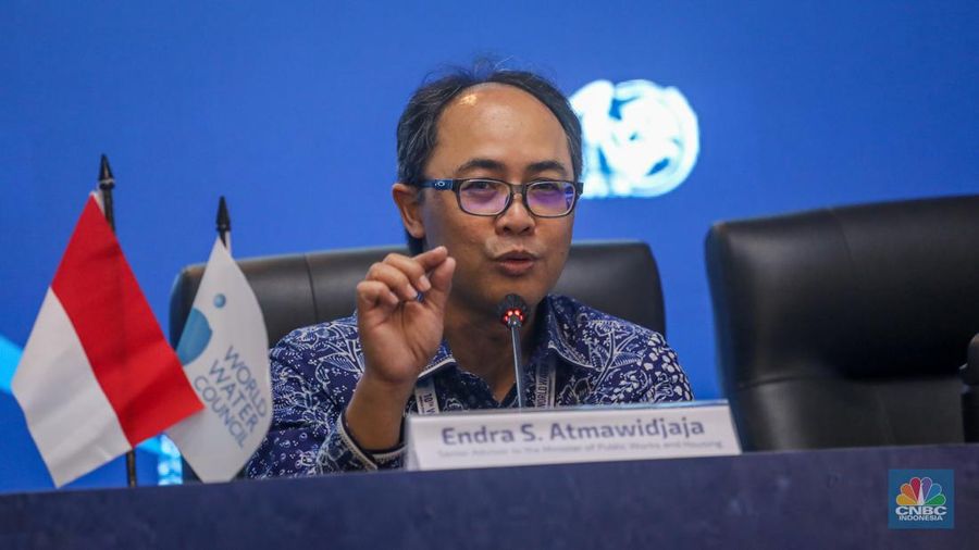 Staf Ahli Menteri Bidang Teknologi, Industri, dan Lingkungan Kementerian PUPR, Endra S. Atmawidjaja saat konferensi pers di Bali Nusa Dua Convention Center (BNDCC), ITDC Nusa Dua, Kamis (23/5/2024). (CNBC Indonesia/Faisal Rahman)