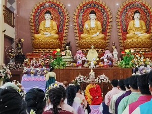 Ribuan Umat Budha Gelar Puja Bakti Peringati Waisak 2.568 BE