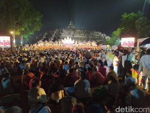 Jelang Detik-detik Waisak, Umat Buddha Padati Candi Borobudur