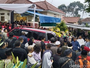 Isak Tangis Warga Kuningan Sambut Kedatangan Jenazah Acep Purnama