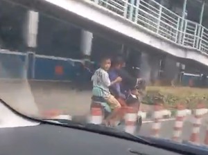 Video Polisi Setop Bocil Bonceng Empat Naik Sepeda Listrik di Jalan Raya