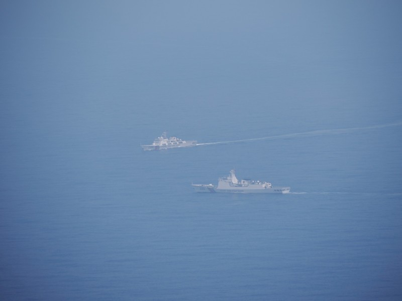 Seorang pelaut Taiwan di atas kapal Angkatan Laut melihat ke arah kapal perang Tiongkok saat bernavigasi di perairan lepas pantai barat Taiwan. (via REUTERS/TAIWAN DEFENCE MINISTRY) Seorang pelaut Taiwan di atas kapal Angkatan Laut melihat ke arah kapal perang Tiongkok saat bernavigasi di perairan lepas pantai barat Taiwan. (via REUTERS/TAIWAN DEFENCE MINISTRY)