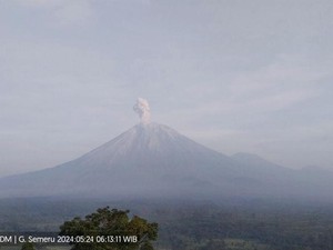 Gunung Semeru Erupsi 6 Kali, Letusan Abu Vulkanik hingga 900 Meter