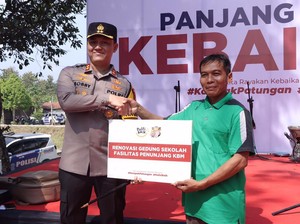 Polisi Baik Turun di Desa Jatipandak Lamongan Renovasi Sekolah