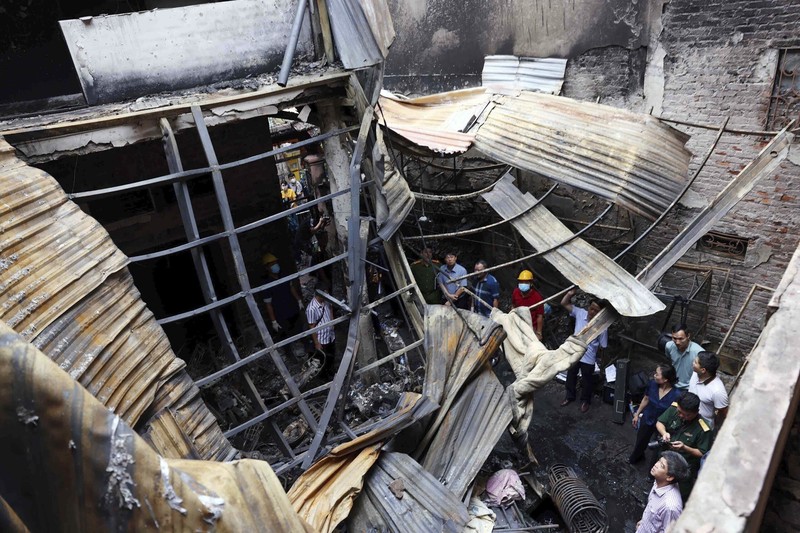Kebakaran di sebuah gedung apartemen di gang sempit di ibu kota Vietnam menewaskan 14 orang Jumat dini hari (24/5). (AP/An Van Dang) Kebakaran di sebuah gedung apartemen di gang sempit di ibu kota Vietnam menewaskan 14 orang Jumat dini hari (24/5). (AP/An Van Dang)