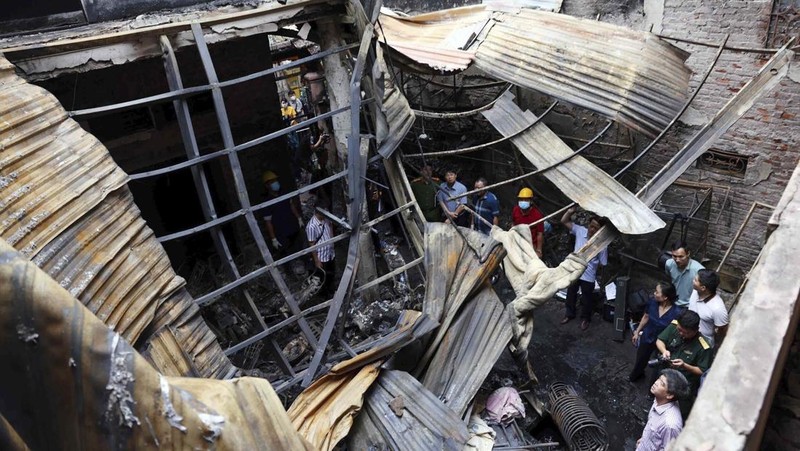 Kebakaran di sebuah gedung apartemen di gang sempit di ibu kota Vietnam menewaskan 14 orang Jumat dini hari (24/5). (AP/An Van Dang)