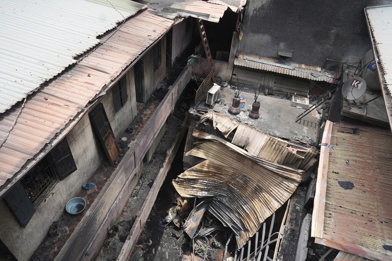 Kebakaran di sebuah gedung apartemen di gang sempit di ibu kota Vietnam menewaskan 14 orang Jumat dini hari (24/5). (AP/An Van Dang)
