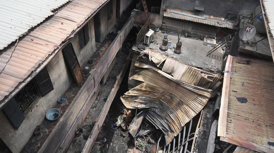 Kebakaran di sebuah gedung apartemen di gang sempit di ibu kota Vietnam menewaskan 14 orang Jumat dini hari (24/5). (AP/An Van Dang)