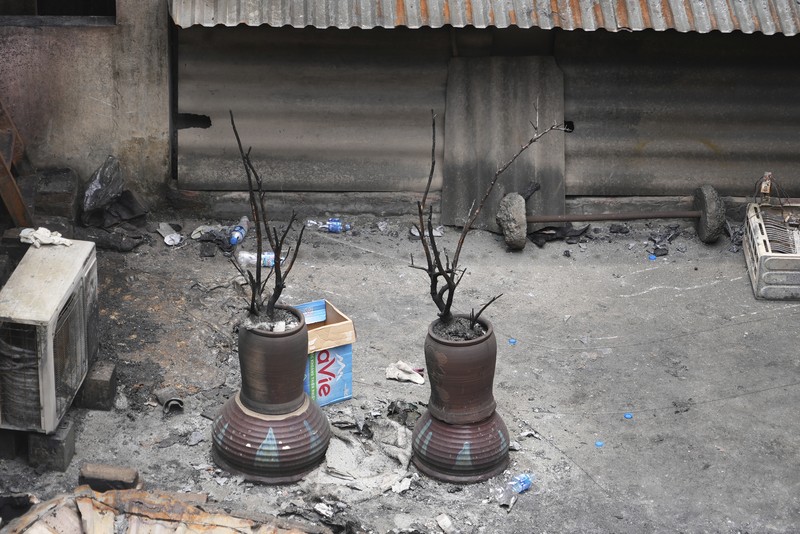 Kebakaran di sebuah gedung apartemen di gang sempit di ibu kota Vietnam menewaskan 14 orang Jumat dini hari (24/5). (AP/An Van Dang)