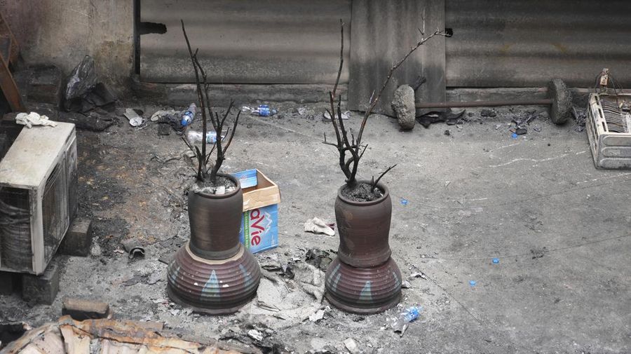 Kebakaran di sebuah gedung apartemen di gang sempit di ibu kota Vietnam menewaskan 14 orang Jumat dini hari (24/5). (AP/An Van Dang)