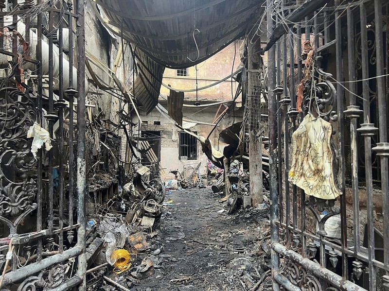 Kebakaran di sebuah gedung apartemen di gang sempit di ibu kota Vietnam menewaskan 14 orang Jumat dini hari (24/5). (AP/An Van Dang) Kebakaran di sebuah gedung apartemen di gang sempit di ibu kota Vietnam menewaskan 14 orang Jumat dini hari (24/5). (AP/An Van Dang)