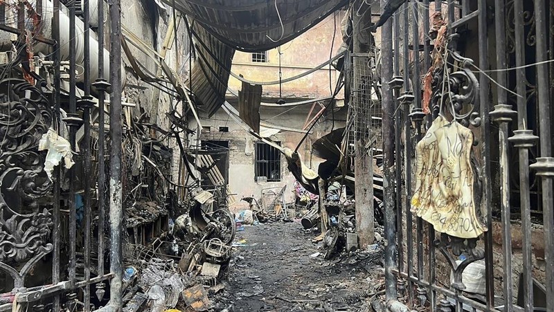 Kebakaran di sebuah gedung apartemen di gang sempit di ibu kota Vietnam menewaskan 14 orang Jumat dini hari (24/5). (AP/An Van Dang)
