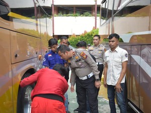 Polisi Bawa Mekanik Khusus Cek Bus Bawa Pelajar Study Tour di Pekanbaru