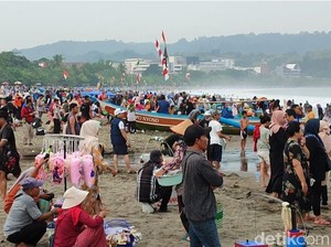 Wisatawan Padati Pantai Pangandaran Saat Libur Panjang