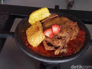Mencicipi Sensasi Asam Manis Sambal Bakar Stroberi di Lembang