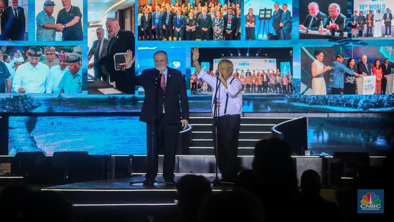 Menteri Pekerjaan Umum dan Perumahan Rakyat (PUPR) Basuki Hadimuljono (kanan) dan Presiden World Water Council, Loic Fauchon (kiri) saat menghadiri Malam Budaya (Cultural Night) World Water Forum ke-10 di Taman Bhagawan, Nusa Dua, Badung, Bali, Jumat (24/5/2024). (CNBC Indonesia/Faisal Rahman)