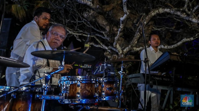 Menteri Pekerjaan Umum dan Perumahan Rakyat (PUPR) Basuki Hadimuljono (kanan) dan Presiden World Water Council, Loic Fauchon (kiri) saat menghadiri Malam Budaya (Cultural Night) World Water Forum ke-10 di Taman Bhagawan, Nusa Dua, Badung, Bali, Jumat (24/5/2024). (CNBC Indonesia/Faisal Rahman)