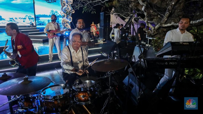 Menteri Pekerjaan Umum dan Perumahan Rakyat (PUPR) Basuki Hadimuljono (kanan) dan Presiden World Water Council, Loic Fauchon (kiri) saat menghadiri Malam Budaya (Cultural Night) World Water Forum ke-10 di Taman Bhagawan, Nusa Dua, Badung, Bali, Jumat (24/5/2024). (CNBC Indonesia/Faisal Rahman)