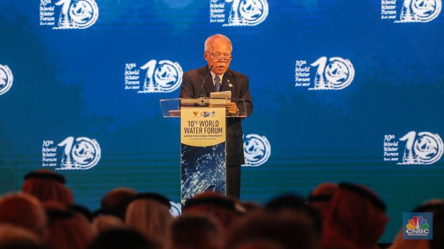 Menteri PUPR, Basuki Hadimuljono saat serah terima tuan rumah berikutnya dari Indonesia ke Arab Saudi pada upacara penutupan World Water Forum ke-10 2024 di Nusa Dua, Badung, Bali, Jumat (24/5/2024). (CNBC Indonesia/Faisal Rahman)