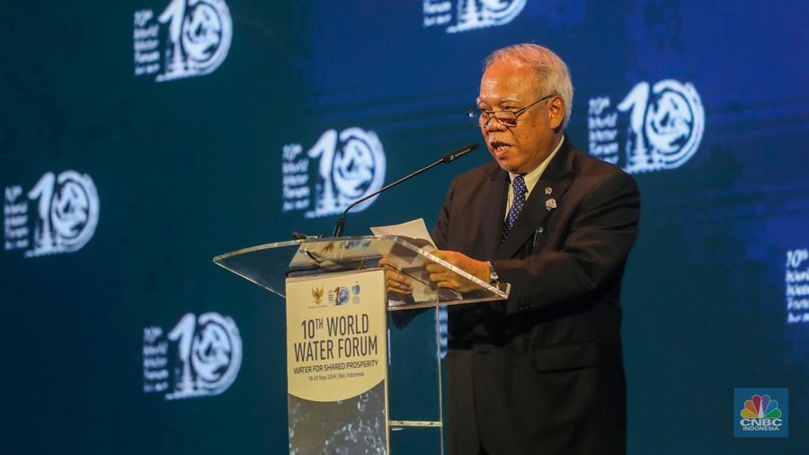 Menteri PUPR, Basuki Hadimuljono saat serah terima tuan rumah berikutnya dari Indonesia ke Arab Saudi pada upacara penutupan World Water Forum ke-10 2024 di Nusa Dua, Badung, Bali, Jumat (24/5/2024). (CNBC Indonesia/Faisal Rahman)