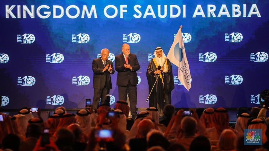 Menteri PUPR, Basuki Hadimuljono (tengah) bersalaman dengan Deputy Minister of Water Arab Saudi Abdulaziz Alshaibani (kanan) disaksikan Presiden World Water Council Loic Fauchon (kiri) saat serah terima tuan rumah berikutnya dari Indonesia ke Arab Saudi pada upacara penutupan World Water Forum ke-10 2024 di Nusa Dua, Badung, Bali, Jumat (24/5/2024). (CNBC Indonesia/Faisal Rahman)