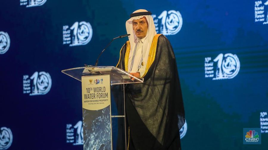 Menteri PUPR, Basuki Hadimuljono (tengah) bersalaman dengan Deputy Minister of Water Arab Saudi Abdulaziz Alshaibani (kanan) disaksikan Presiden World Water Council Loic Fauchon (kiri) saat serah terima tuan rumah berikutnya dari Indonesia ke Arab Saudi pada upacara penutupan World Water Forum ke-10 2024 di Nusa Dua, Badung, Bali, Jumat (24/5/2024). (CNBC Indonesia/Faisal Rahman)