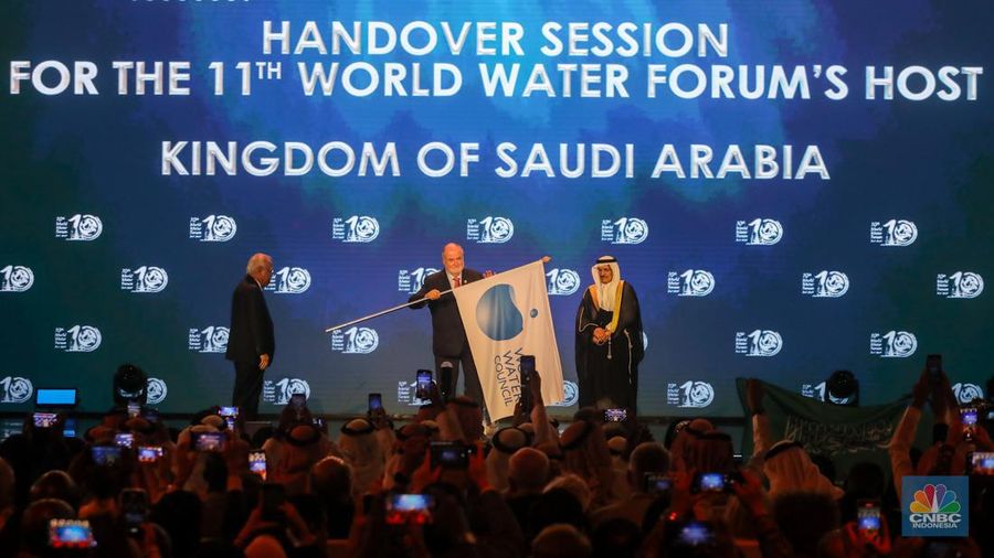 Menteri PUPR, Basuki Hadimuljono (tengah) bersalaman dengan Deputy Minister of Water Arab Saudi Abdulaziz Alshaibani (kanan) disaksikan Presiden World Water Council Loic Fauchon (kiri) saat serah terima tuan rumah berikutnya dari Indonesia ke Arab Saudi pada upacara penutupan World Water Forum ke-10 2024 di Nusa Dua, Badung, Bali, Jumat (24/5/2024). (CNBC Indonesia/Faisal Rahman)