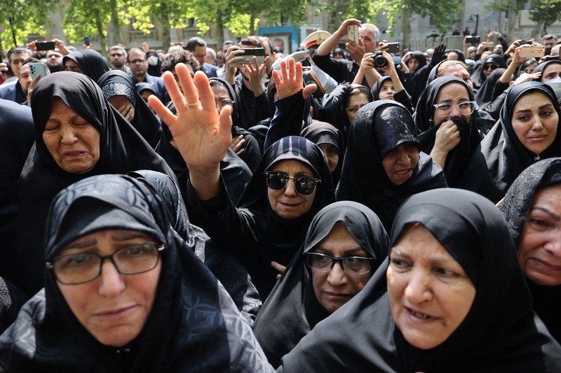 Para pelayat menghadiri upacara pemakaman mendiang Presiden Iran Ebrahim Raisi di Mashhad, Iran, 23 Mei 2024. (via REUTERS/Majid Asgaripour)