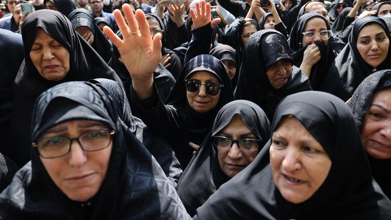 Para pelayat menghadiri upacara pemakaman mendiang Presiden Iran Ebrahim Raisi di Mashhad, Iran, 23 Mei 2024. (via REUTERS/Majid Asgaripour)