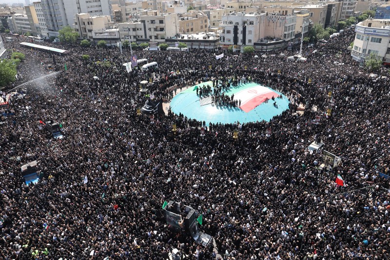 Para pelayat menghadiri upacara pemakaman mendiang Presiden Iran Ebrahim Raisi di Mashhad, Iran, 23 Mei 2024. (via REUTERS/Majid Asgaripour)