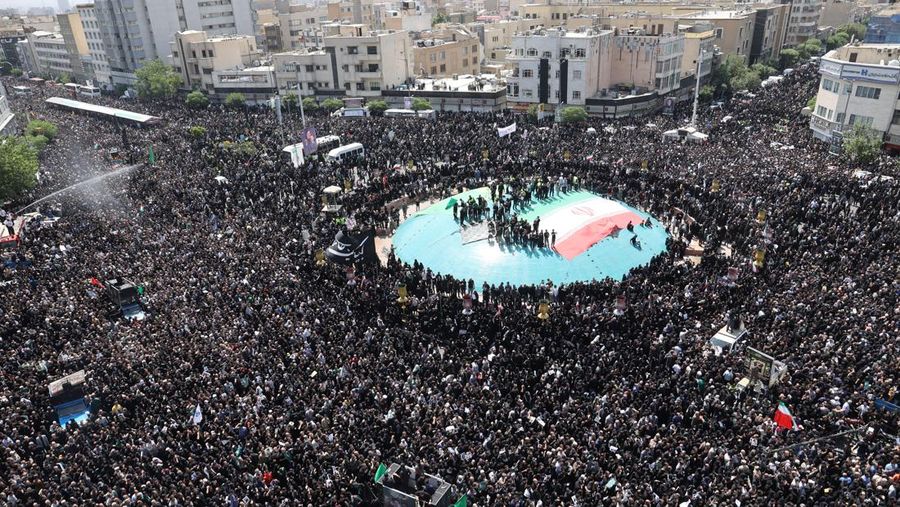 Para pelayat menghadiri upacara pemakaman mendiang Presiden Iran Ebrahim Raisi di Mashhad, Iran, 23 Mei 2024. (via REUTERS/Majid Asgaripour)