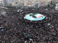 Iringi Pemakaman Ebrahim Raisi, Ribuan Warga Iran Turun ke Jalan