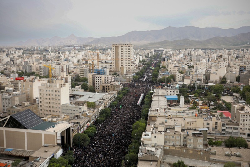 Para pelayat menghadiri upacara pemakaman mendiang Presiden Iran Ebrahim Raisi di Mashhad, Iran, 23 Mei 2024. (via REUTERS/Majid Asgaripour)
