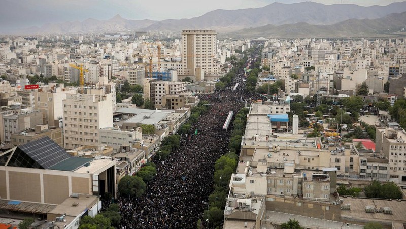 Para pelayat menghadiri upacara pemakaman mendiang Presiden Iran Ebrahim Raisi di Mashhad, Iran, 23 Mei 2024. (via REUTERS/Majid Asgaripour)