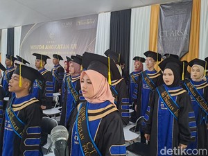 Suasana Haru Wisuda Puluhan Siswa SMA Unggulan CT Arsa Foundation Deli Serdang
