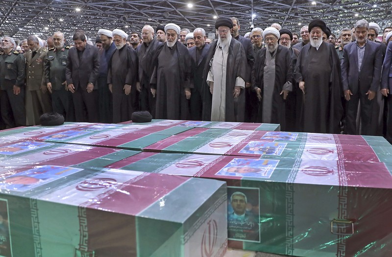 Para pelayat menghadiri upacara pemakaman mendiang Presiden Iran Ebrahim Raisi di Mashhad, Iran, 23 Mei 2024. (via REUTERS/Majid Asgaripour) Para pelayat menghadiri upacara pemakaman mendiang Presiden Iran Ebrahim Raisi di Mashhad, Iran, 23 Mei 2024. (via REUTERS/Majid Asgaripour)
