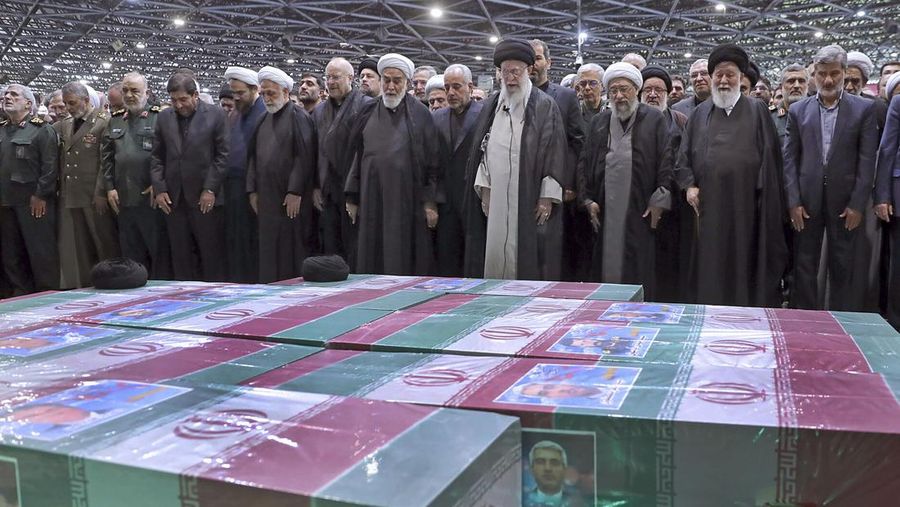 Para pelayat menghadiri upacara pemakaman mendiang Presiden Iran Ebrahim Raisi di Mashhad, Iran, 23 Mei 2024. (via REUTERS/Majid Asgaripour)